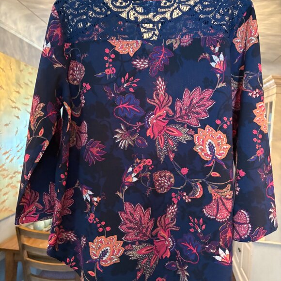 Van Heusen Floral Crochet Blouse. Size M. - Picture 9 of 10